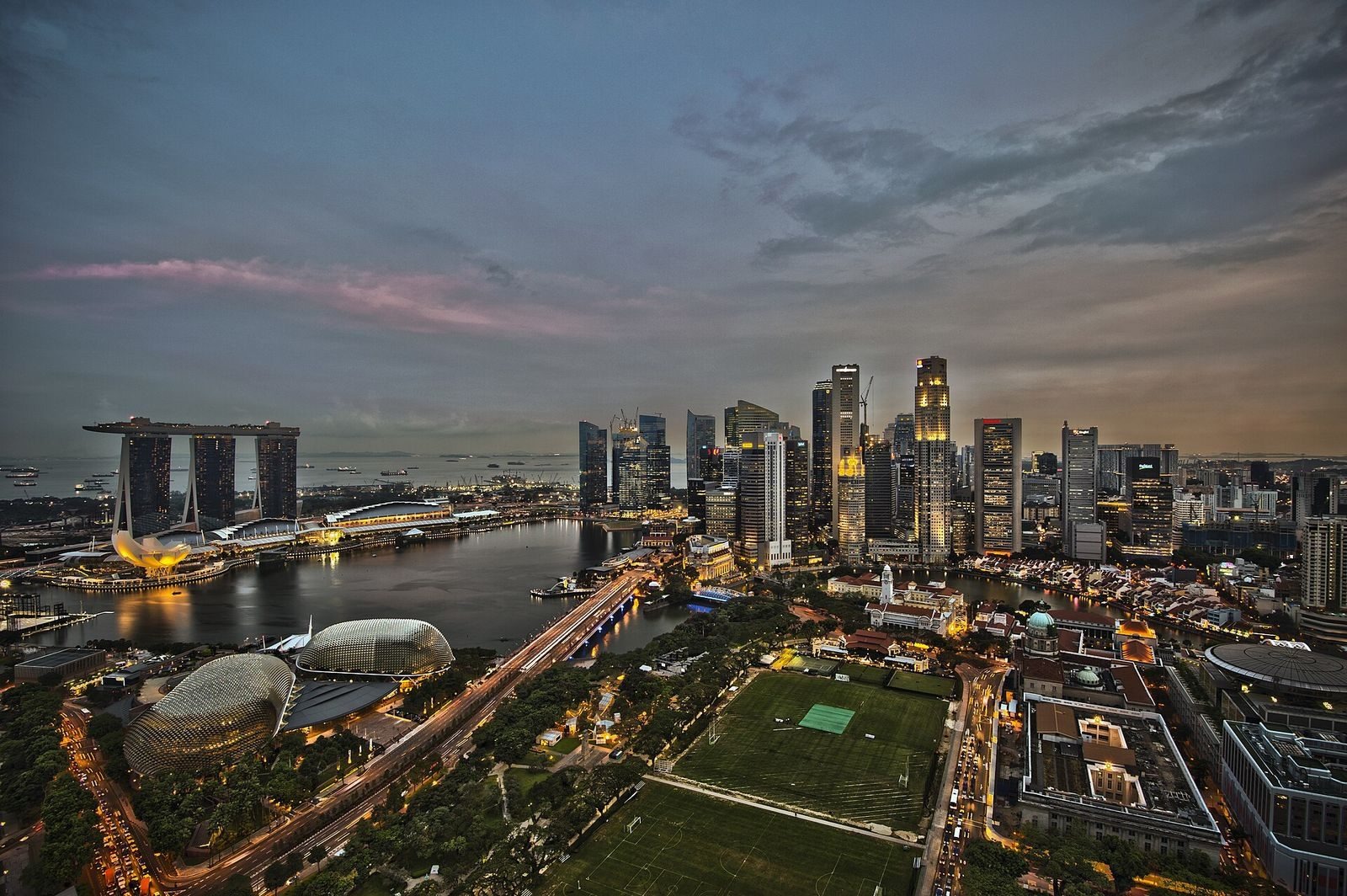 Les gratte-ciel de Singapour au crépuscule, les tours du quartier financier de Marina Bay