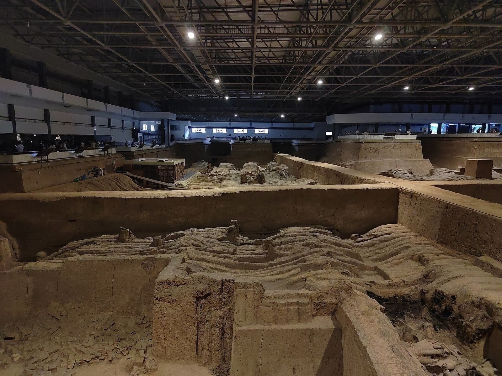 Des rangées de guerriers de terre cuite dans la fosse du tombeau du Premier Empereur, à Xi'an