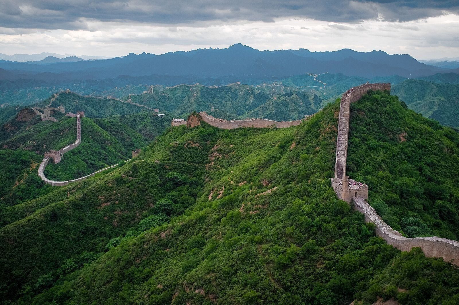 La Grande Muraille de Chine à Jinshanling, serpentant sur les crêtes