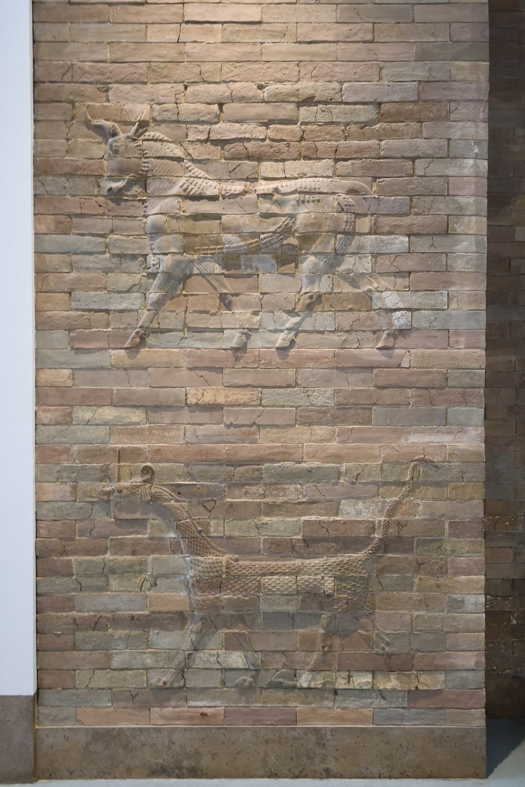 La porte d'Ishtar de Babylone reconstituée, ses briques émaillées d'un bleu éclatant