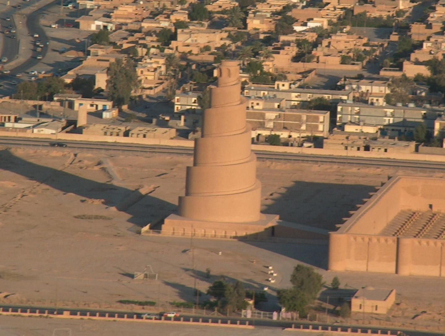 Le minaret spiral de la Grande Mosquée de Samarra, en Irak — bâti par le calife abbasside al-Mutawakkil en 852