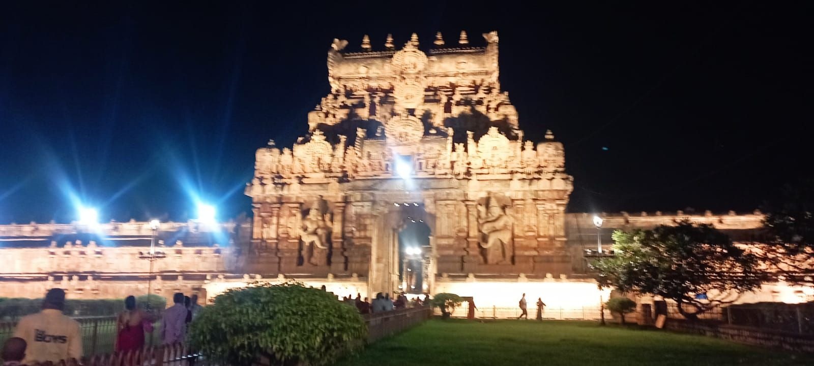 Le temple de Brihadeeswara à Thanjavur, bâti par le roi chola Rajaraja Iᵉʳ en 1010