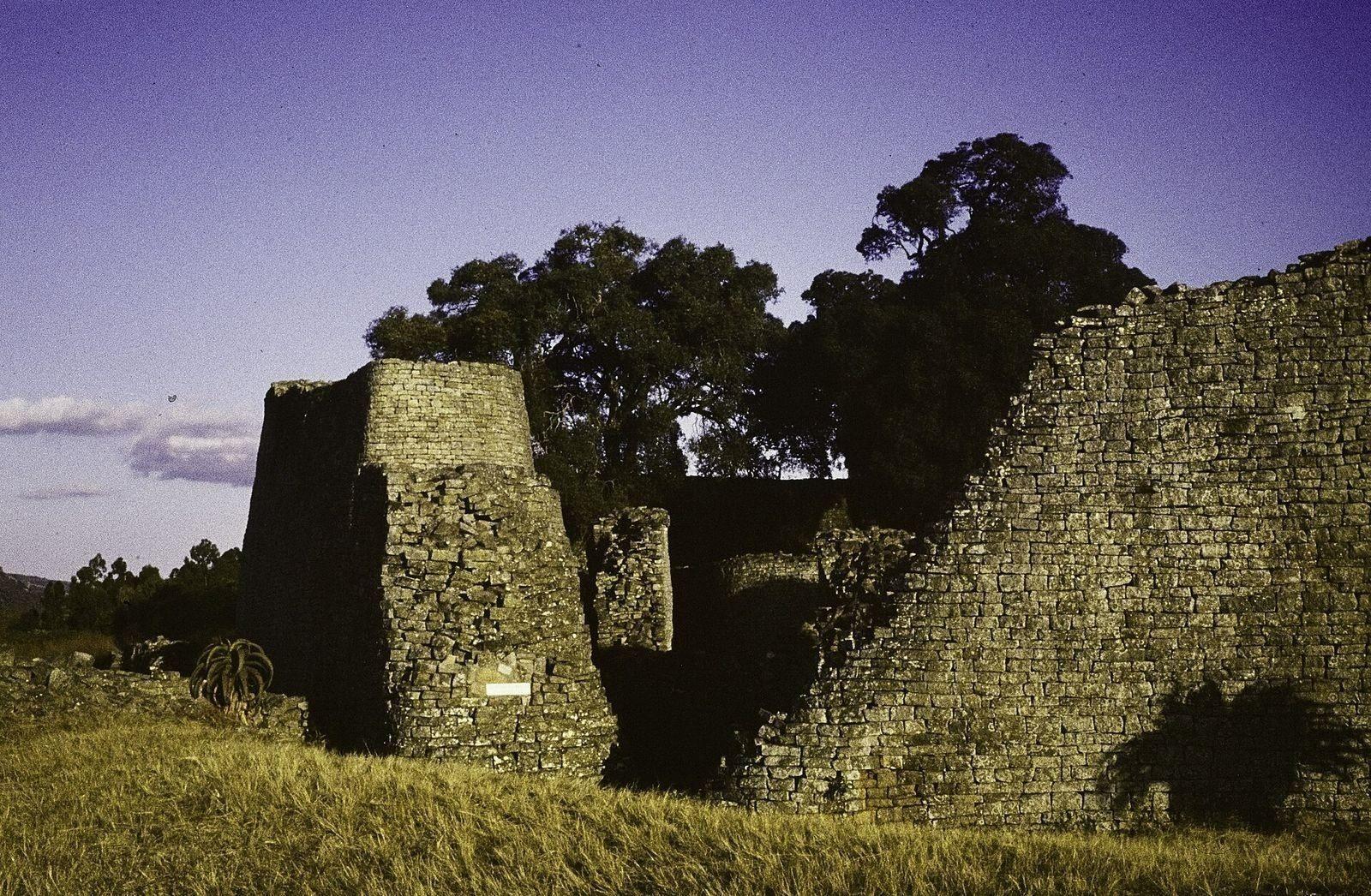 Les murs de pierre sèche du Grand Zimbabwe, photographiés en 1975 — capitale du royaume du Zimbabwe, XIᵉ–XVᵉ siècle