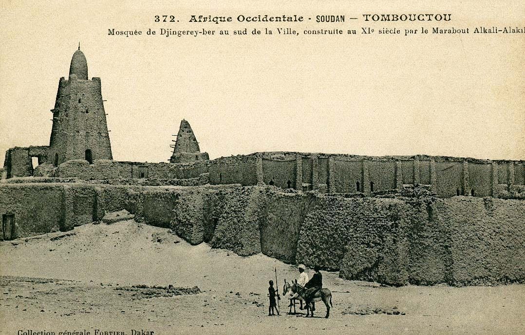 La mosquée Djingareyber de Tombouctou sur une carte postale du début du XXᵉ siècle — bâtie sous l'empereur du Mali Mansa Moussa vers 1327