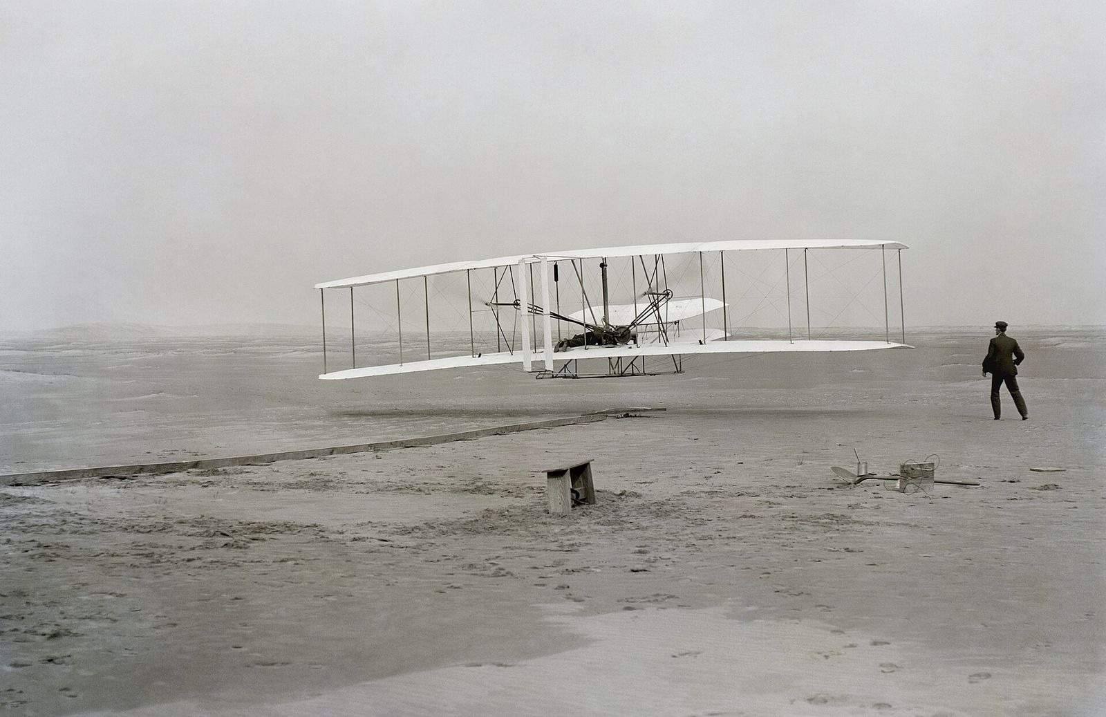 Le Wright Flyer s'envolant à Kitty Hawk, Caroline du Nord, le 17 décembre 1903
