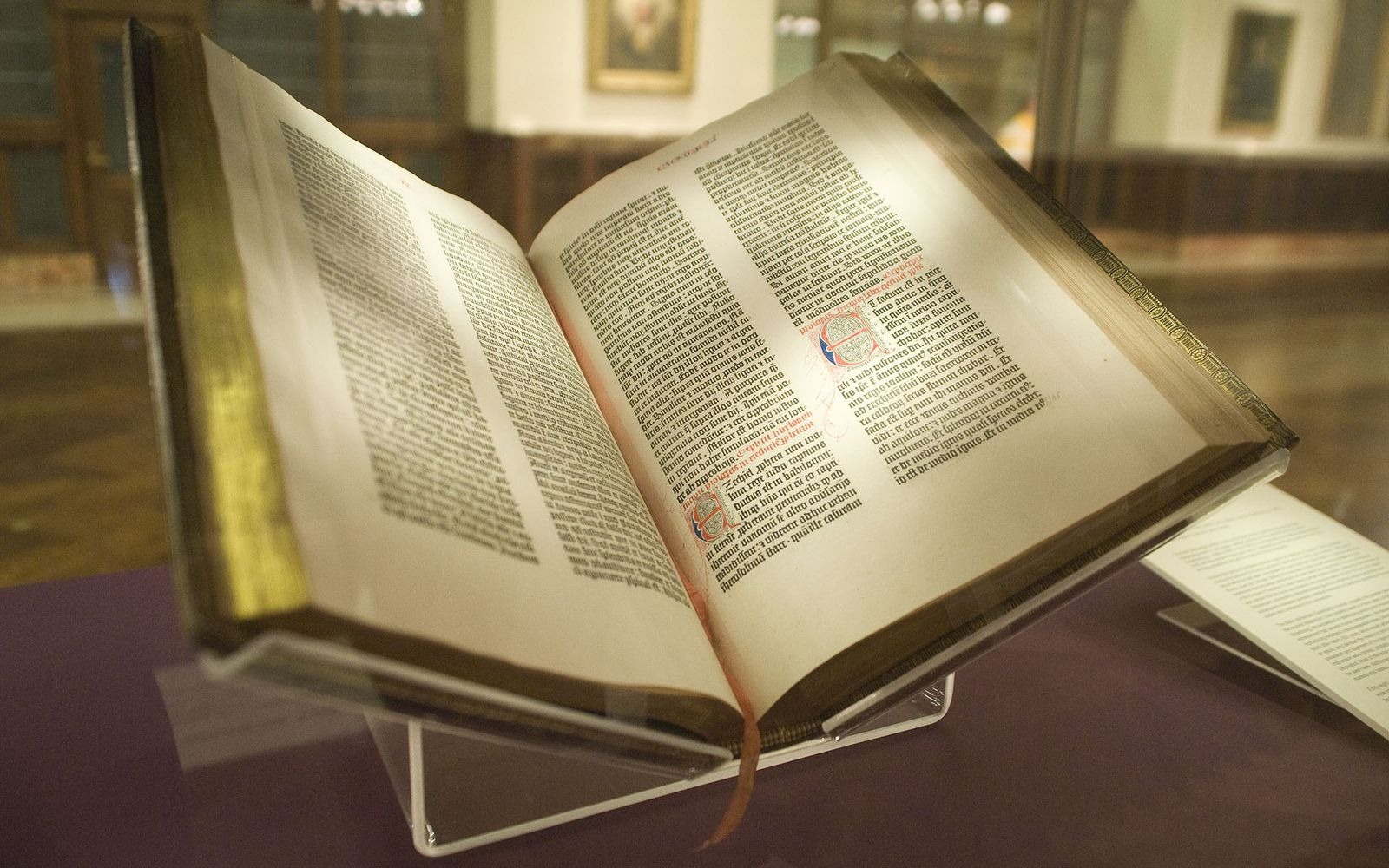 Une page de la Bible de Gutenberg, imprimée à Mayence vers 1455