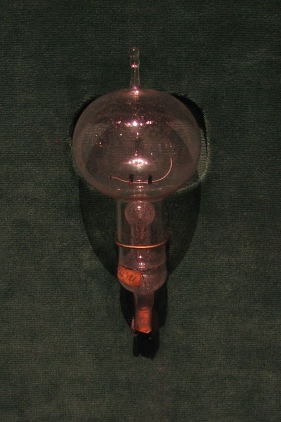 Une ampoule originale d'Edison à filament de carbone