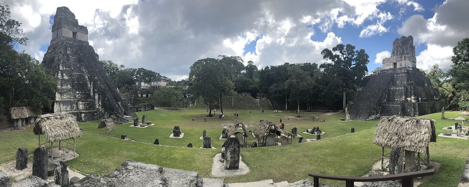 Vision d’artiste d’une cité maya à son apogée