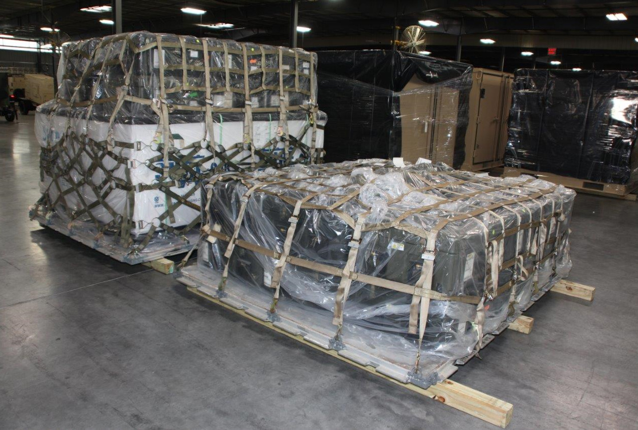 Palettes d’aide alimentaire humanitaire préparées dans un entrepôt pour un largage aérien vers Gaza — photo du domaine public de l’U.S. Army, décembre 2023.