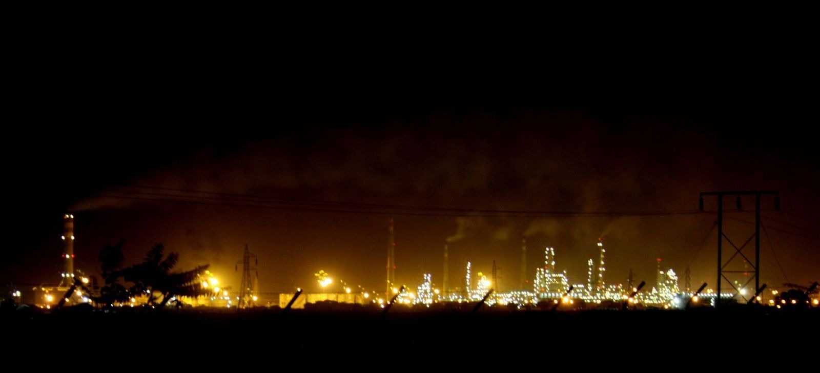 An oil refinery at dusk with processing towers and pipelines — the Ryazan region refinery hit by a Ukrainian drone strike on October 15, 2026, central to the Kremlin's accusation (illustrative image).