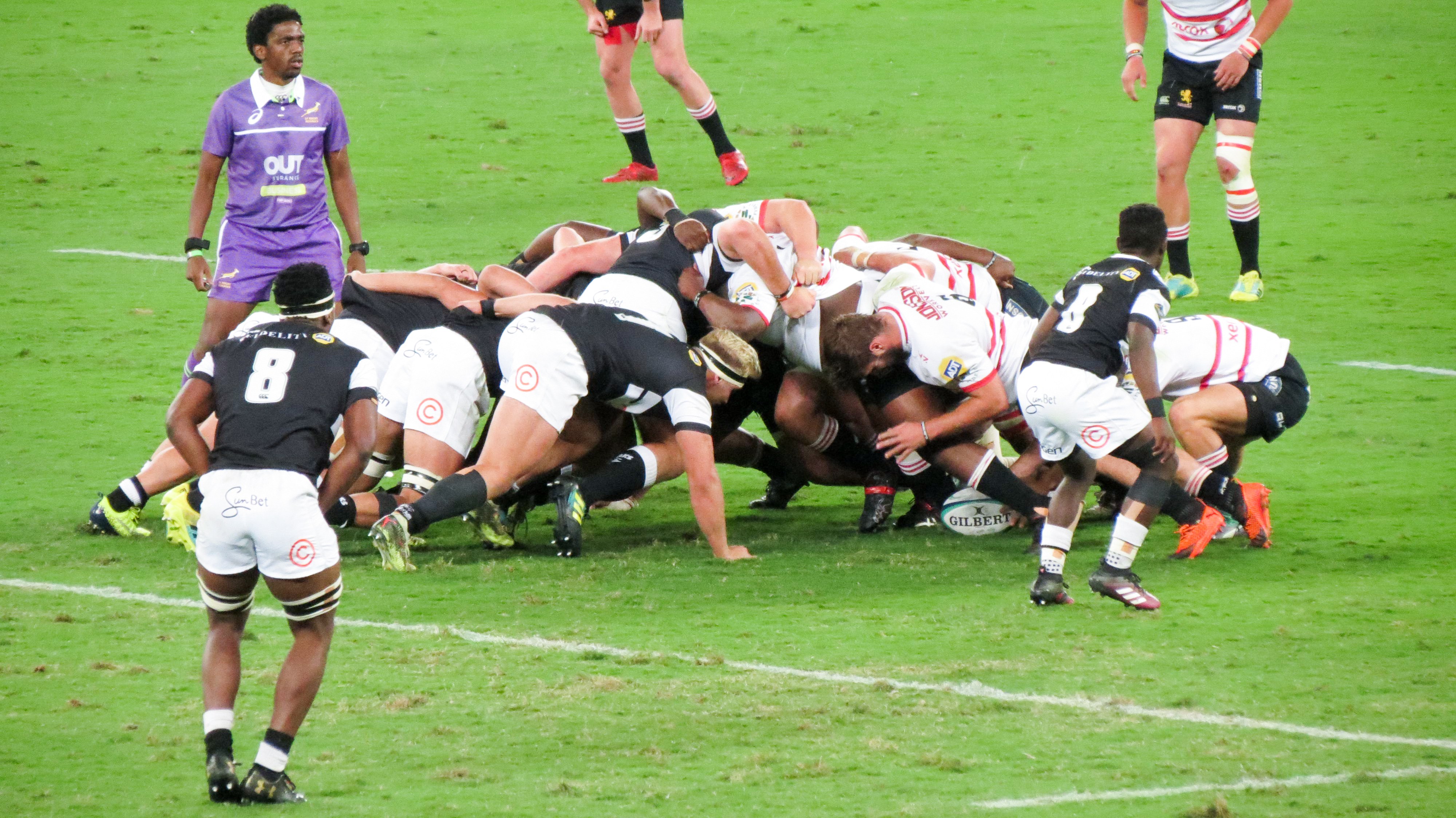 Les Lions sud-africains en mêlée lors d'un match de Currie Cup contre les Sharks.